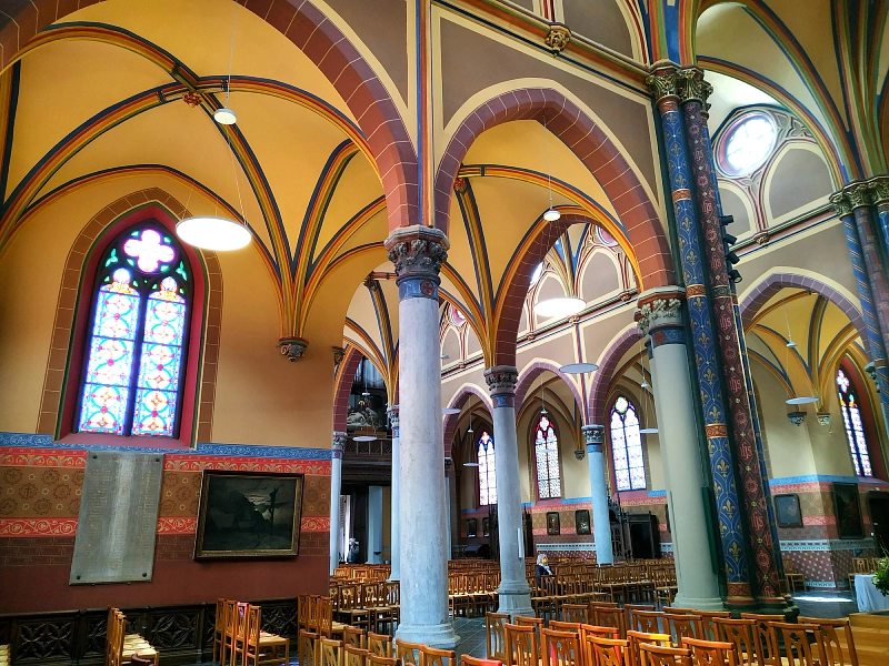 l'intérieur de l'église Saint Martin de Croix