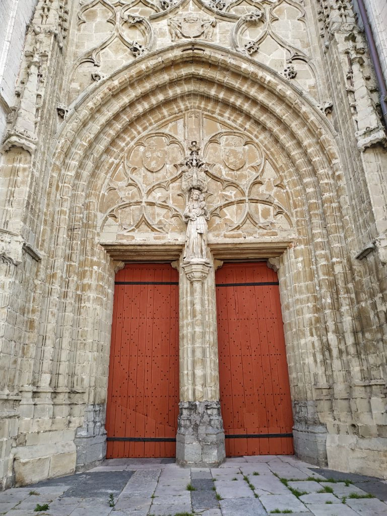 l'entrée à la vierge de la cathédrale Notre Dame de Saint-Omer