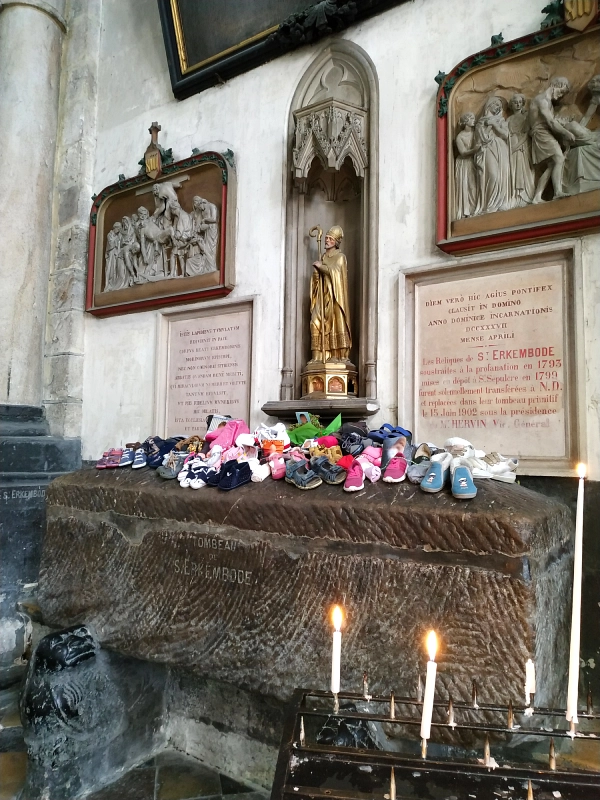 cénotaphe de Saint Erkembode dans la cathédrale Notre Dame de Saint-Omer