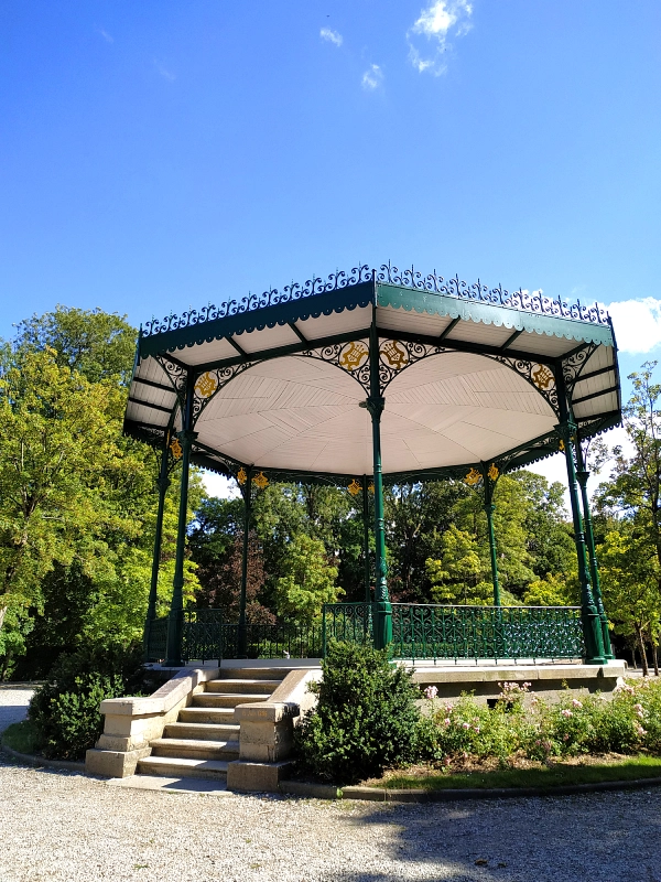 le kiosque à musique du jardin publique de Saint-Omer