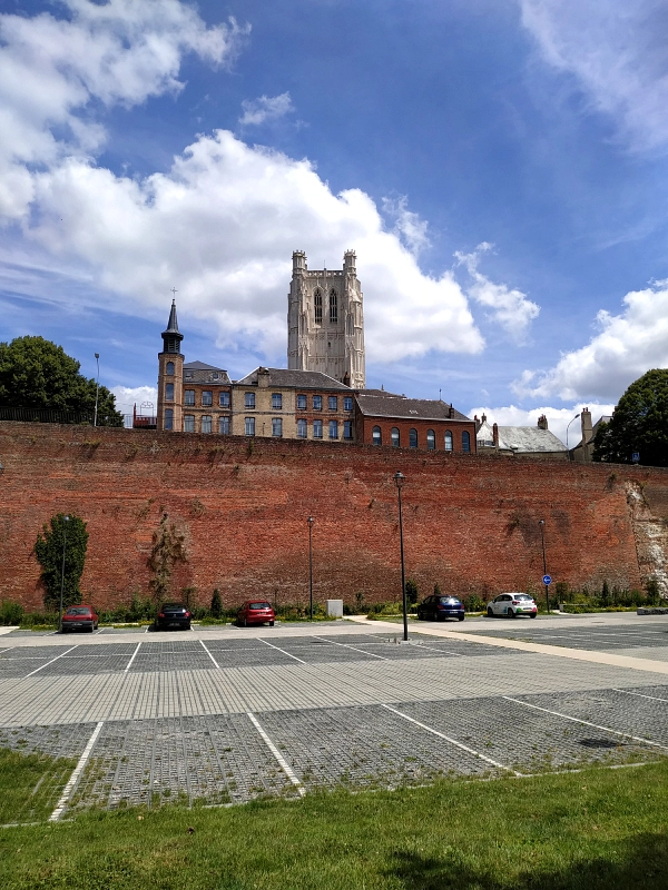 vu depuis le parking du jardin publique de Saint-Omer vers la cathédrale