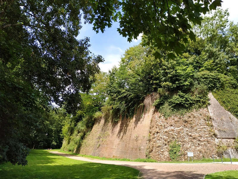 les remparts encore existant dans le jardin publique de Saint-Omer