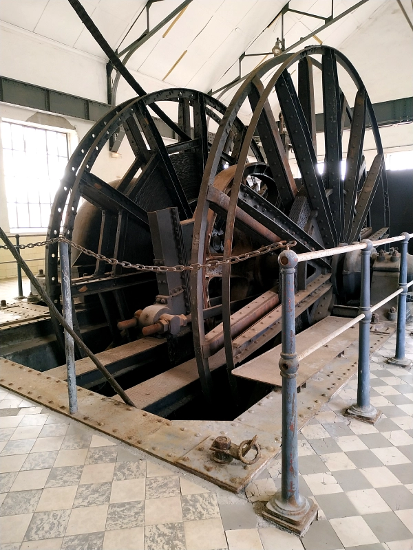 machine qui monte et descend la cage d'ascenseur au centre historique minier de Lewarde
