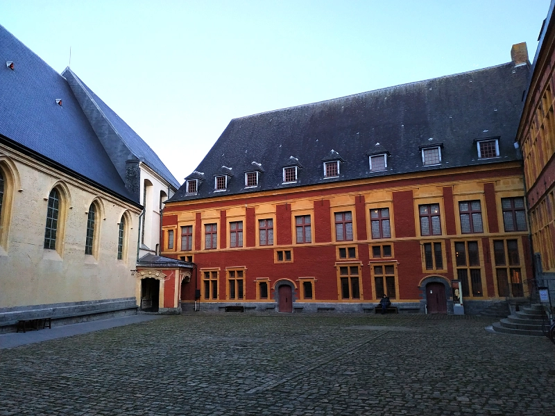 la cour intérieure du musée de l'hospice comtesse de Lille