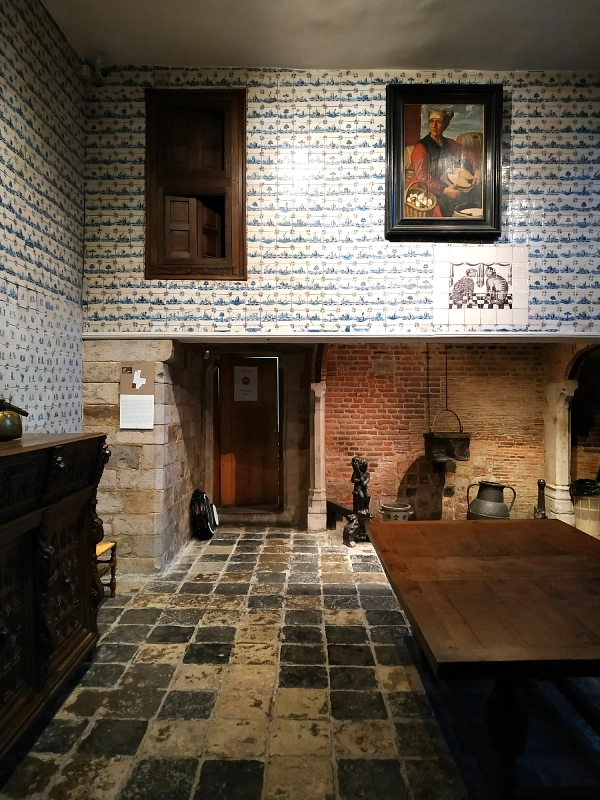 la cuisine des religieuses et ses murs couverts de faïences au musée de l'hospice comtesse