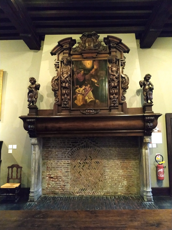 La cheminée du réfectoire du musée de l'Hospice Comtesse à Lille
