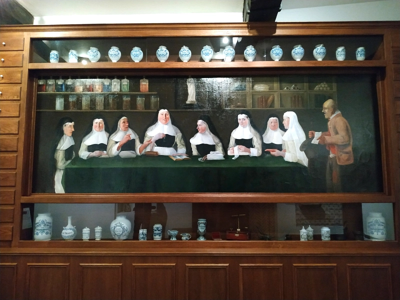 Tableau représentant des religieuses dans l'ancienne pharmacie