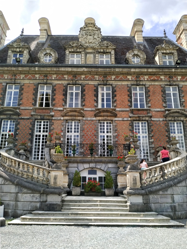 la façade et le majestueux escalier du château de Trélon