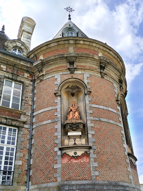 la tour chapelle et la vierge du château de Trélon