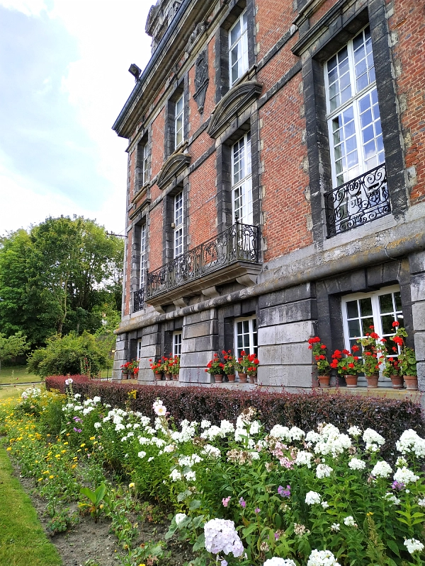 les rembardes et les fleurs au château de Trélon