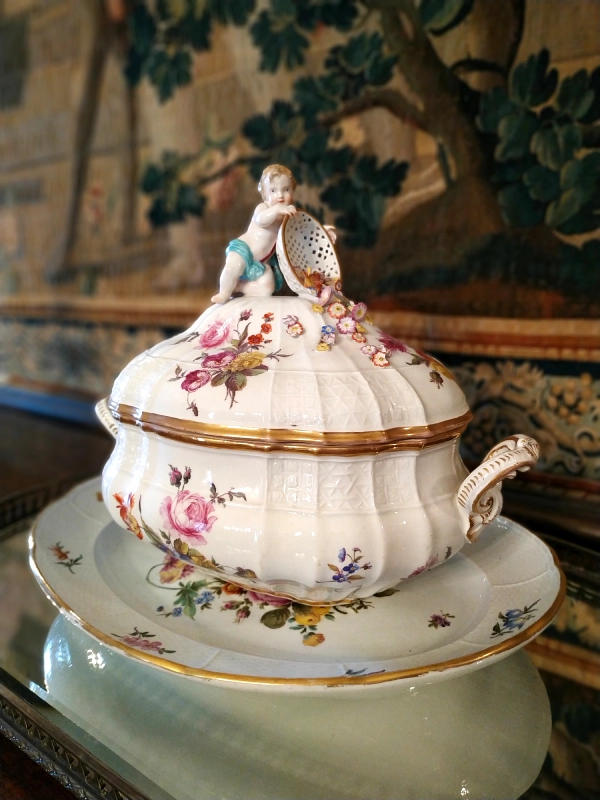 faïence du grand salon au château de Trélon