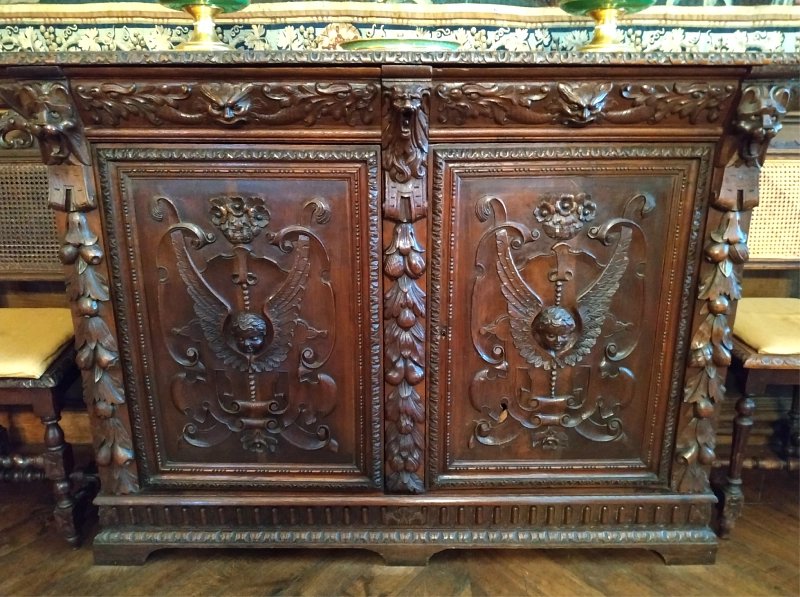 l'un des meubles sculpté du grand salon au château de Trélon
