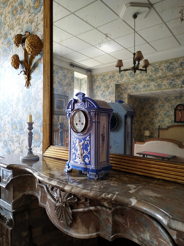 très belle horloge dans la chambre au château de Trélon