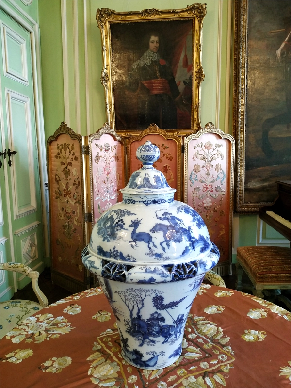 paravent et vase chinois dans le grand salon du château de Trélon