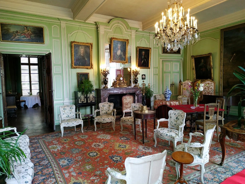 le grand salon du château de Trélon et son mobilier