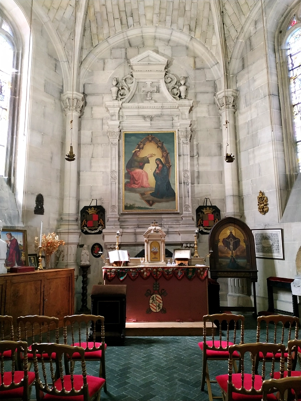 la chapelle privée du château de Trélon et son autel au armoirie du vatican