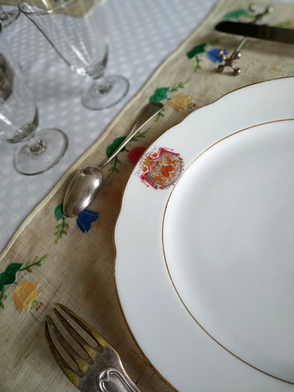 la vaisselle et les armoiries de la famille Merode au château de Trélon