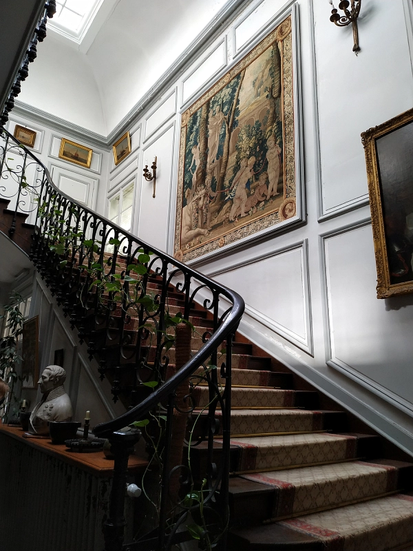 l'escalier principal et la tapisserie signe astrologique du château de Trélon
