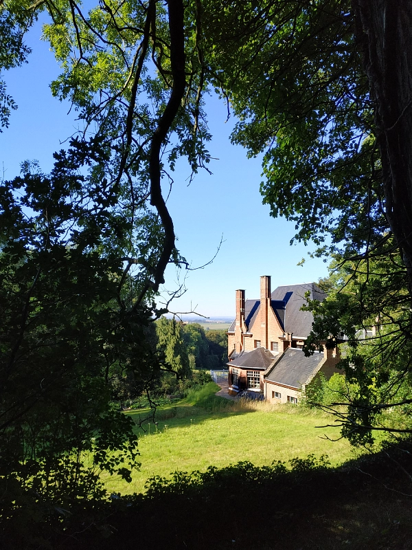 Vue sur la villa Yourcenar et les Flandres sur le sentier des Jacinthes