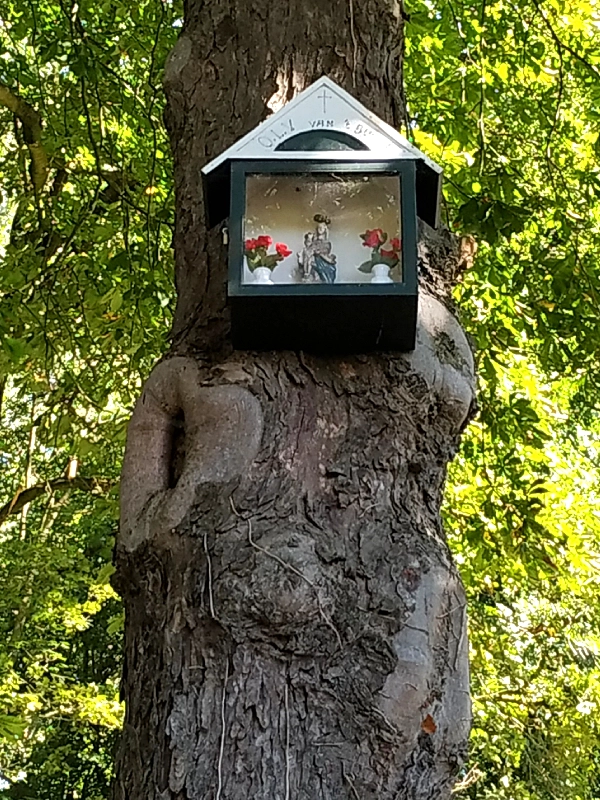 mini chapelle avant d'entrer dans le bois du Mont Noir, sur le sentier des Jacinthes