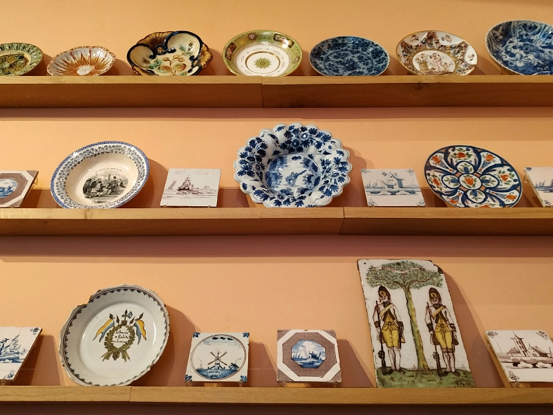 céramiques et assiettes au musée Benoit du Puydt de Bailleul