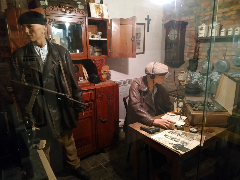 scène représentant des résistants dans une habitation au musée du 5 juin 1944 à Tourcoing