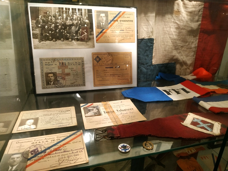 Carte d'identité et brassards FFI de membre de la résistance dans le musée du 5 juin 1944 à Tourcoing