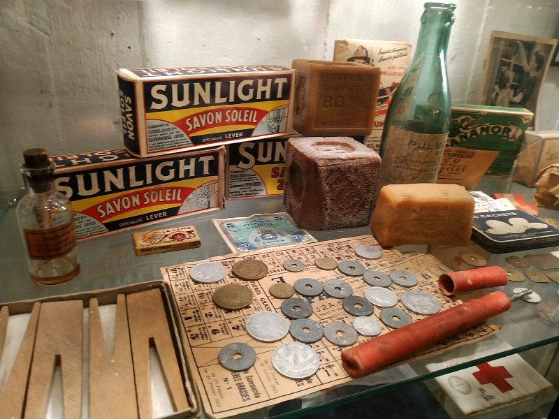 savon, pièces et objets de tous les jours dans le musée du 5 juin 1944 à Tourcoing