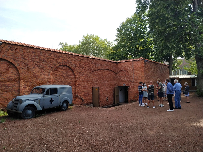 extérieur du musée du 5 juin 1944 à Tourcoing, le bunker couvert de briquettes