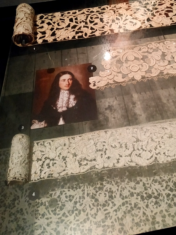 échantillons de dentelle pour des cols au 17ème siècle