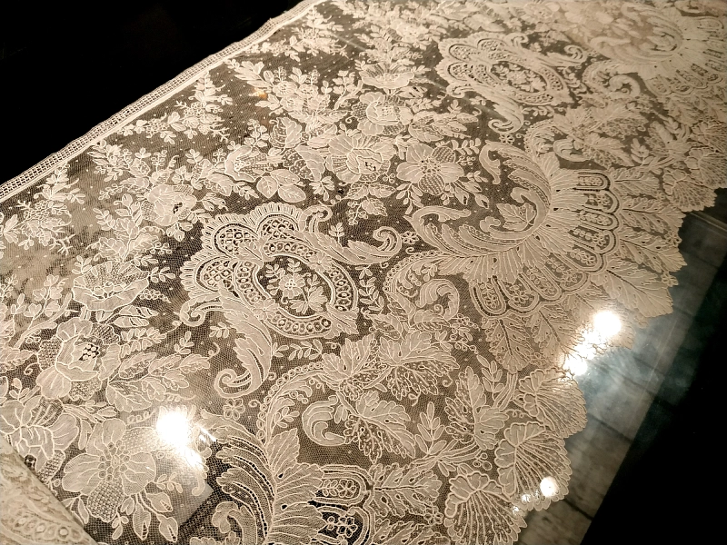 Magnifique dentelle du 19ème siècle