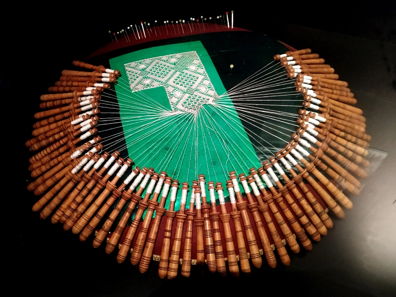 écheveau de dentelle à la cité de la mode de Calais