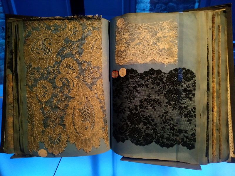 échantillons de dentelle blanche et noire