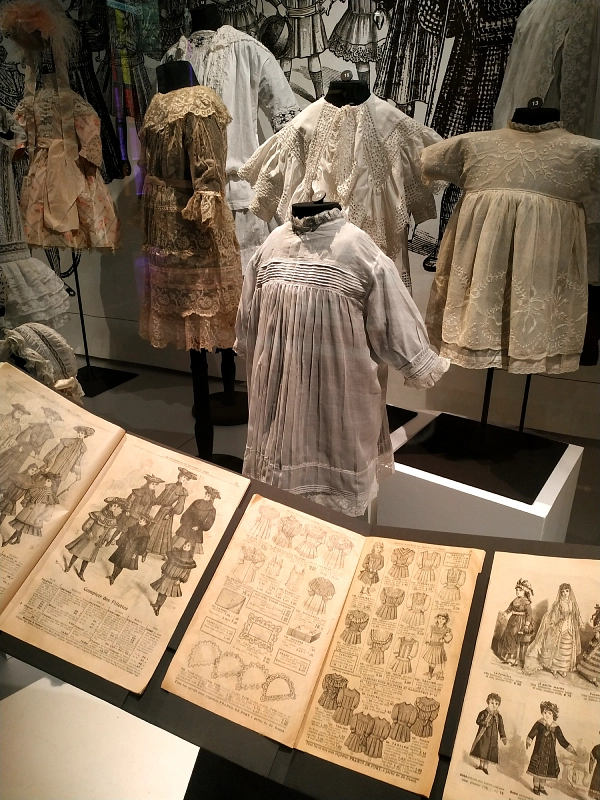 vêtements d'enfants décorés de dentelle