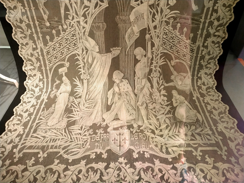 un grand voile en dentelle consacré à la vie de Jeanne d'Arc