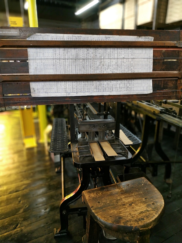 La machine à poinçonner les cartons Jacquard