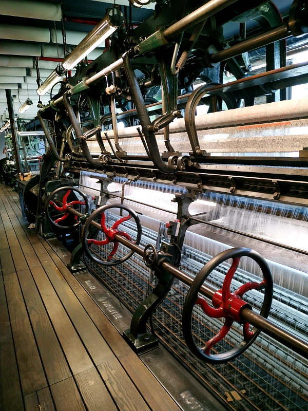 démonstration d'une machine Leavers à la Cité de la dentelle et de la mode de Calais