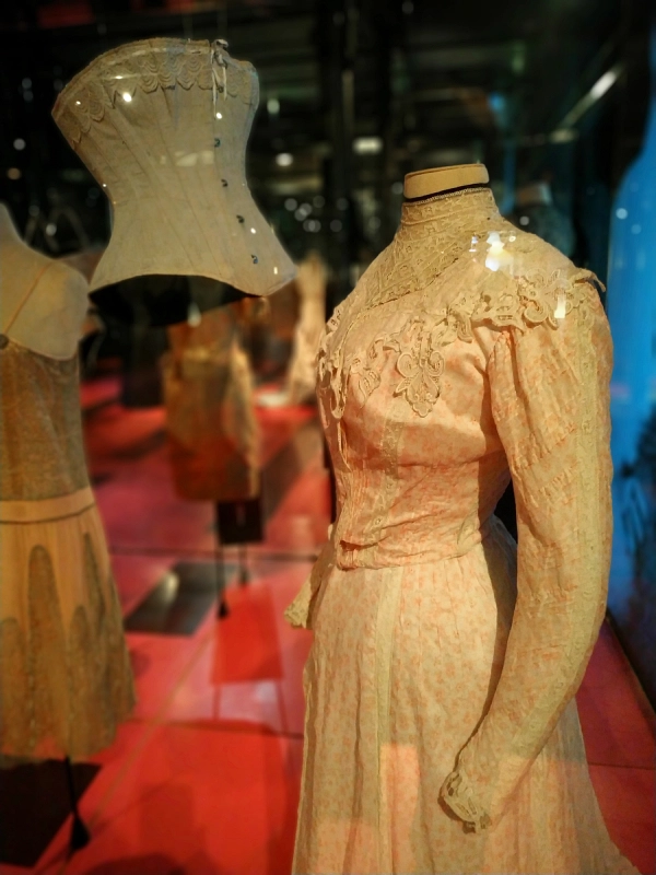 corset et robe à la Cité de la dentelle et de la mode de Calais