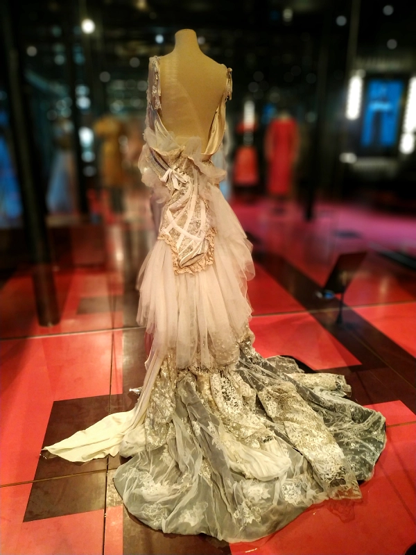 traine en dentelle à la cité de la mode de Calais