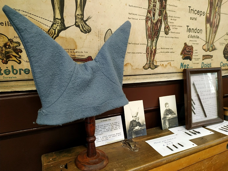 bonnet d'âne à l'écomusée des écoles de Lille