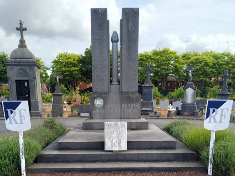 monument aux morts du travail dans le cimetière de Croix