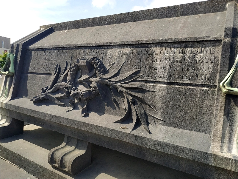 tombe ancienne dans le cimetière de Croix