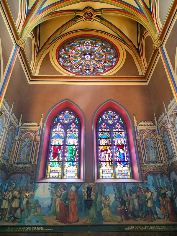 fresque, rosace et vitraux du transept de l'église Saint Martin de Croix