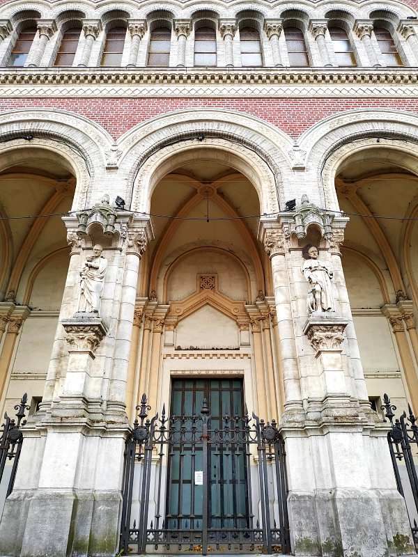 détail de la façade de l'église Saint Pierre de Croix