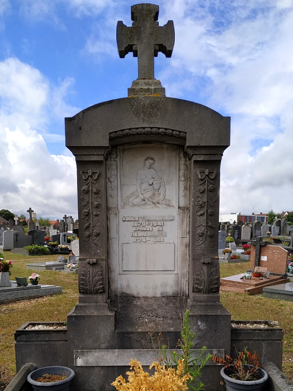 Jolie tombe au cimetière de Croix