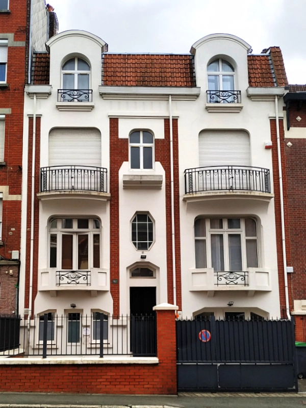 Maison art déoc et ses belles féronneries rue Jean Jaurès à Croix