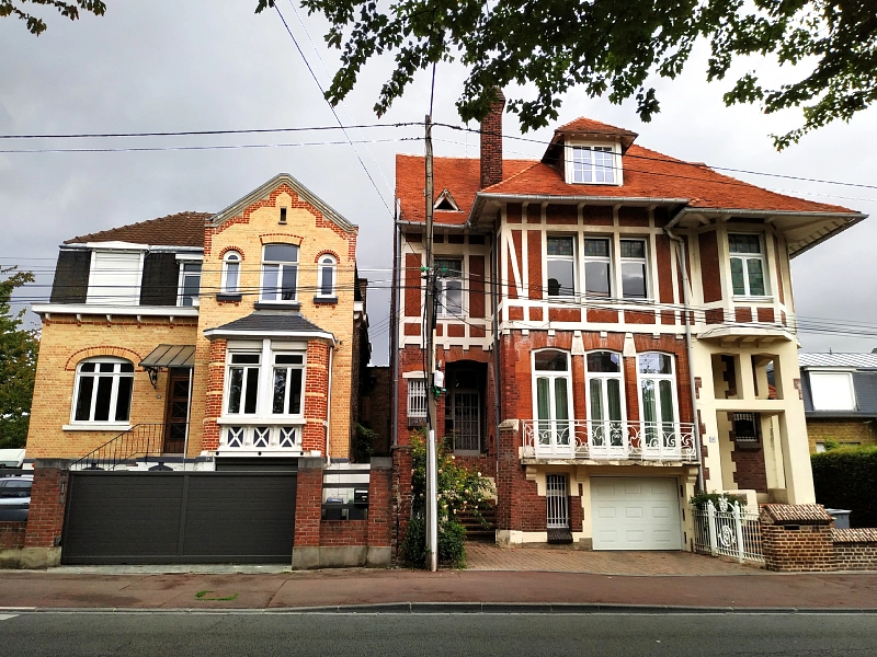 deux belles maisons avenue du Général-de-Gaulle à Croix