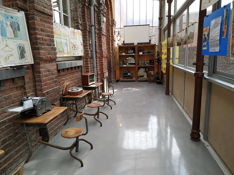 les projecteurs de cinéma, la radio, le mange disque à l'écomusée des écoles de Lille