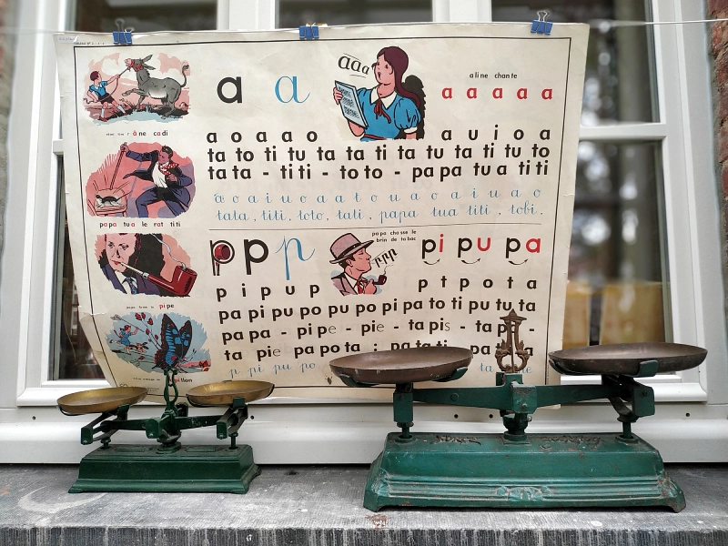 affiche et balances à l'écomusée des écoles de Lille