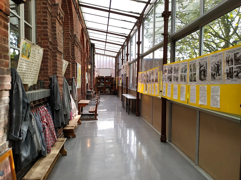 le couloir de l'écomusée des écoles de Lille
